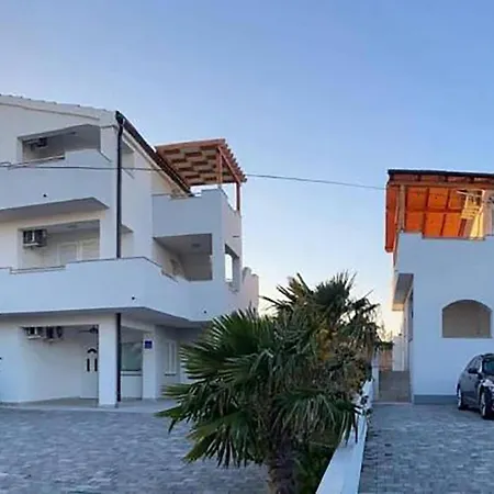 1 Bedroom Gorgeous In Апартаменты Врси